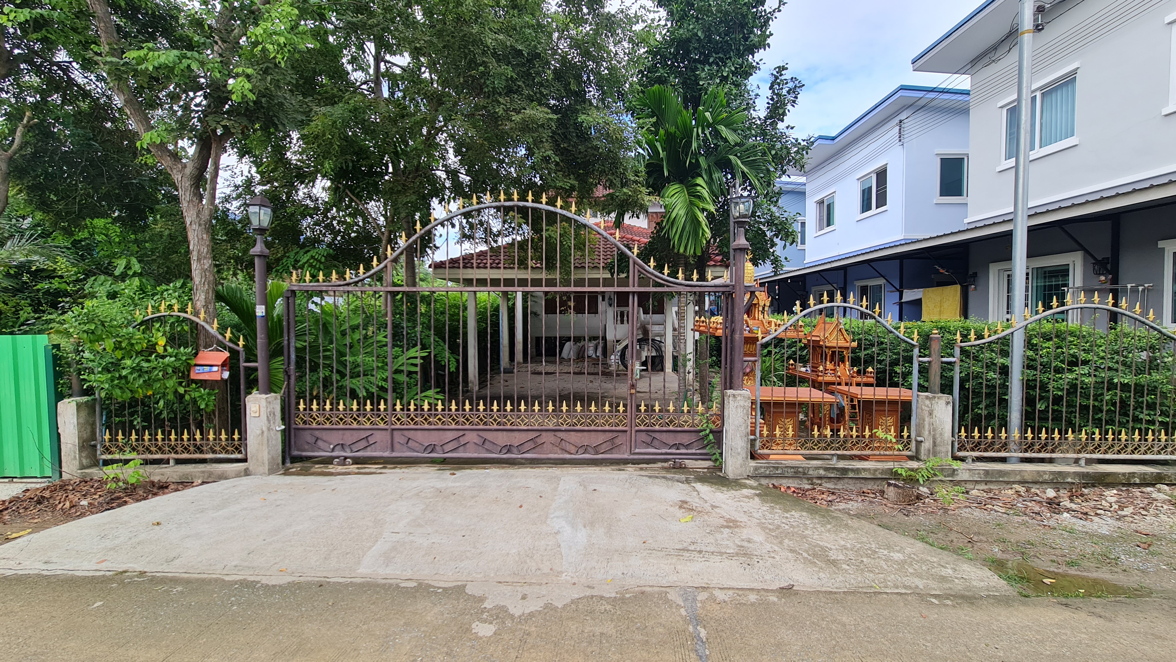 [ขายด่วน] ที่ดินแปลงใหญ่ 498 ตร.ว. พร้อมบ้านหลังใหญ่ ติดคลอง บรรยากาศร่มรื่น ย่านบางกรวย